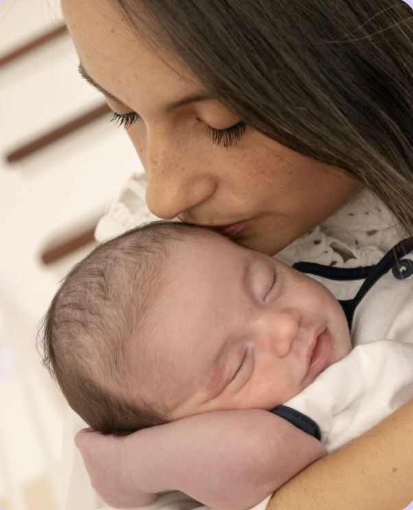 Paula Maia com o bebê no colo