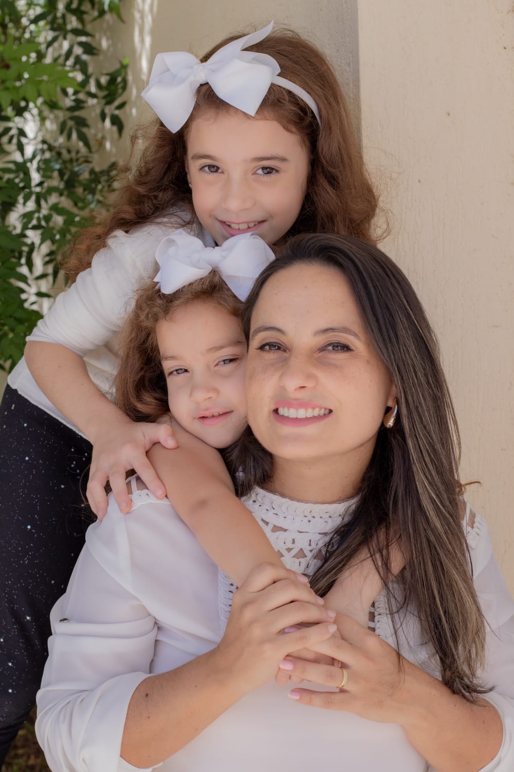 Paula Maia com suas filhas